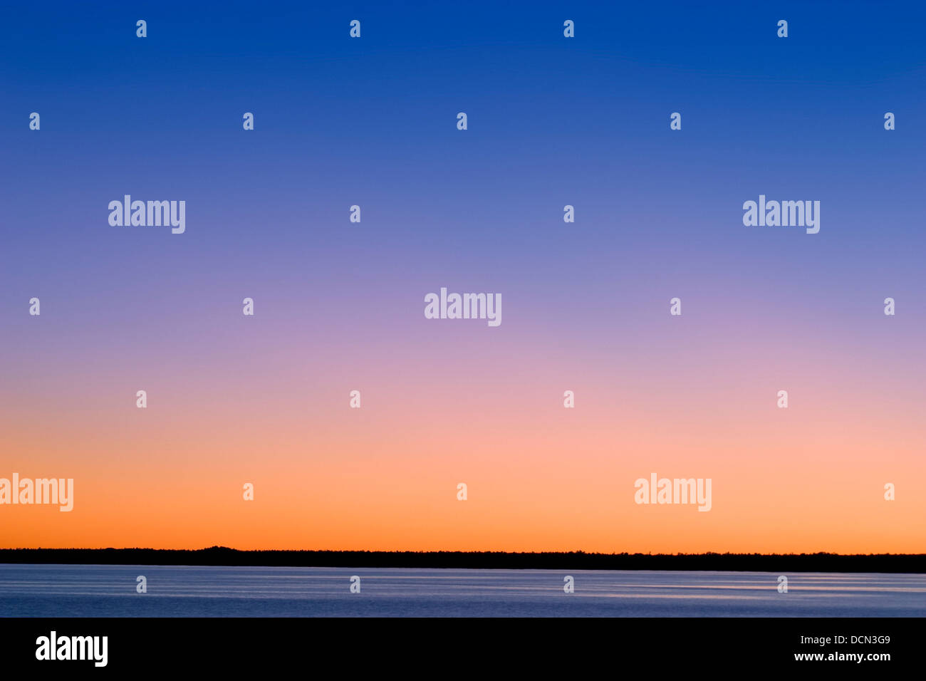Una fiammante e colorato tramonto sullo sfondo del cielo che domina il lago Michigan nella Penisola Superiore del Michigan, Stati Uniti d'America Foto Stock