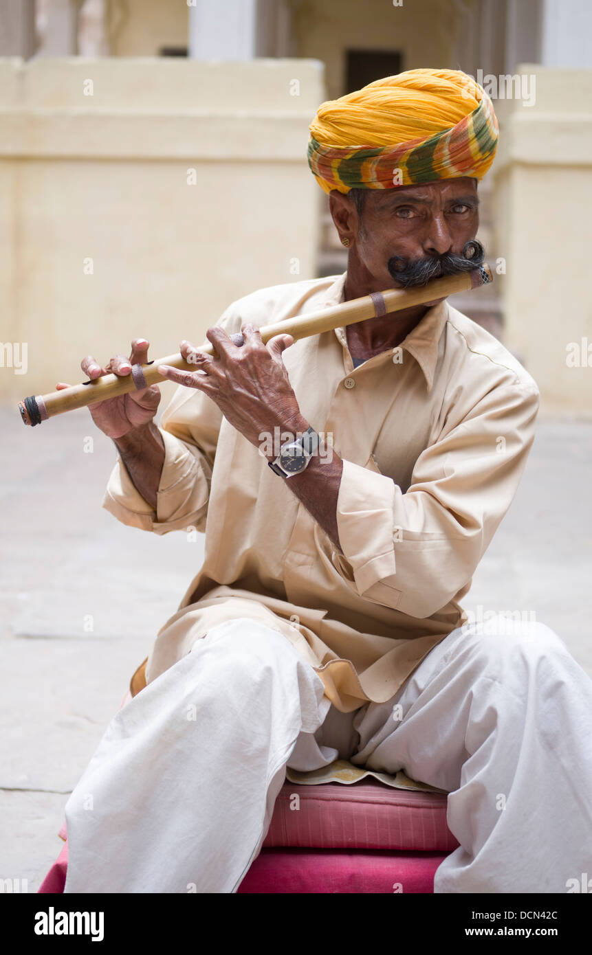 L'uomo la riproduzione di bansuri bambù tradizionale flauto traverso a Meherangarh Fort - Jodhpur, Rajashtan, India Foto Stock