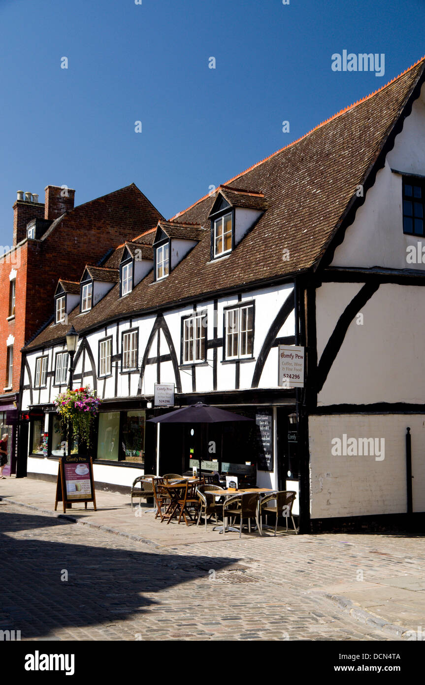 La struttura di legno Edificio adibito a ristorante, vicino alla cattedrale, Gloucester, Gloucester, Inghilterra. Foto Stock