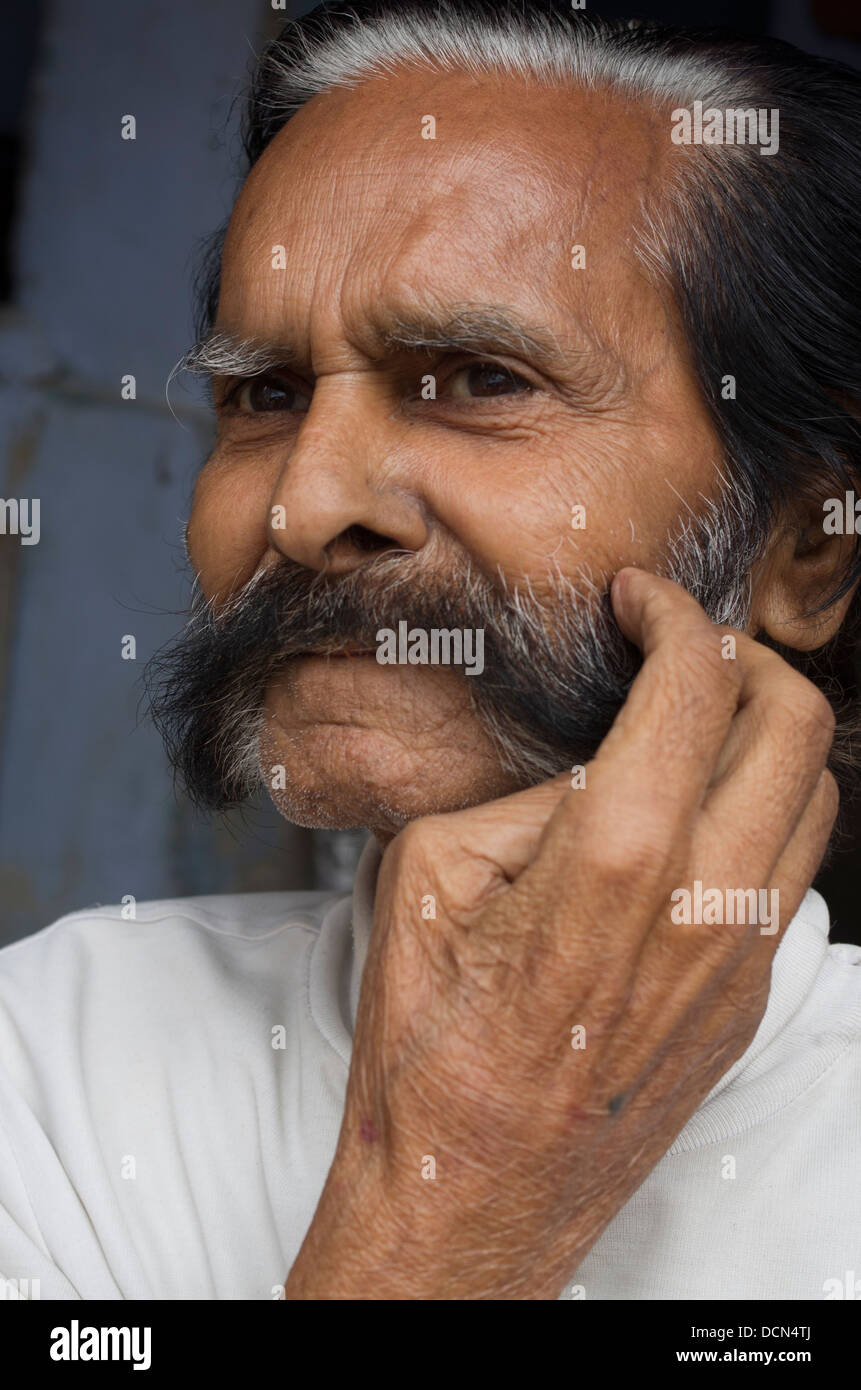 Indian uomo con i baffi - Jodhpur, Rajasthan, India Foto Stock