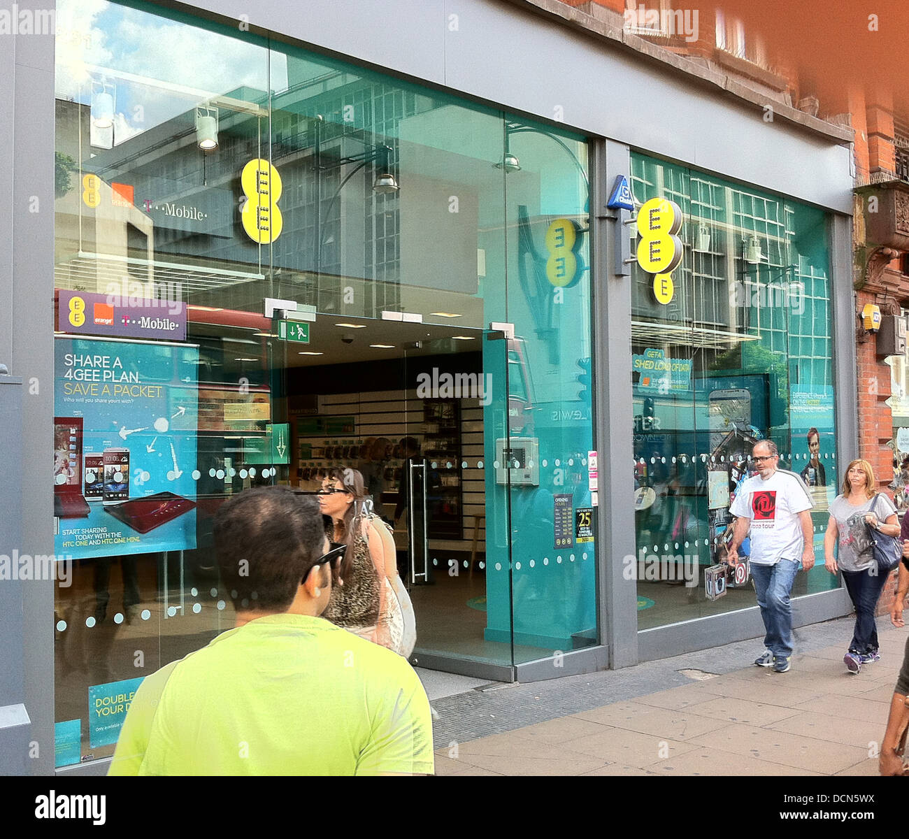 EE (tutto dappertutto) UK rete telefonica mobile company shop su Oxford Street, Londra. Foto Tony Gale Foto Stock