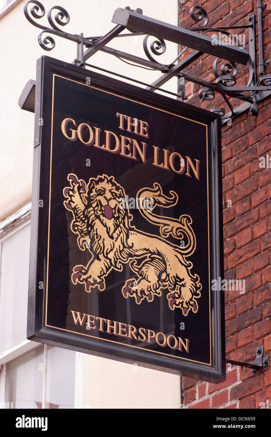 Il Golden Lion Pub Wetherspoon segno Rochester High Street Kent REGNO UNITO Foto Stock