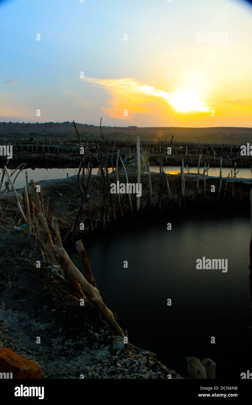 Fotografia di laghi di sale nel Parco Nazionale Queen Elizabeth, Uganda al tramonto. Foto Stock