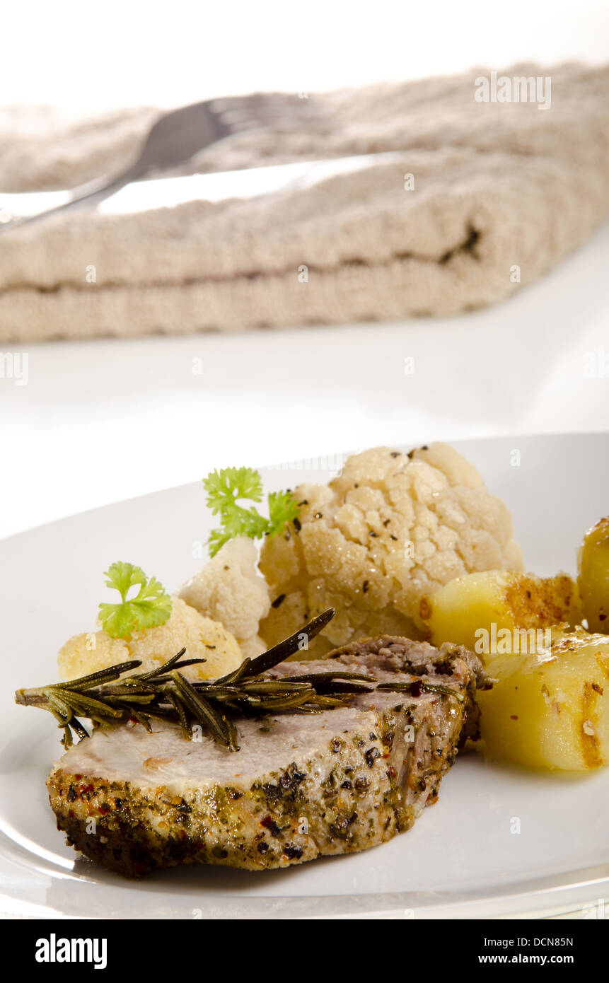 Arrosto di maiale con patate fritte e cavolfiore Foto Stock