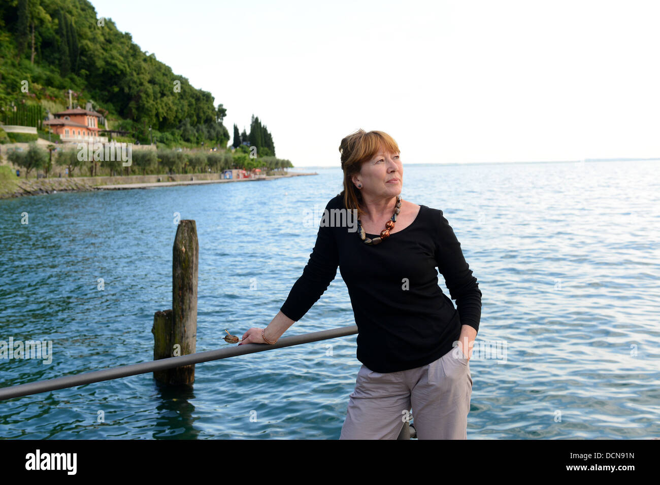 Donna matura da solo sul Lago di Garda o sul Lago di Garda o Benaco Lago Foto Stock