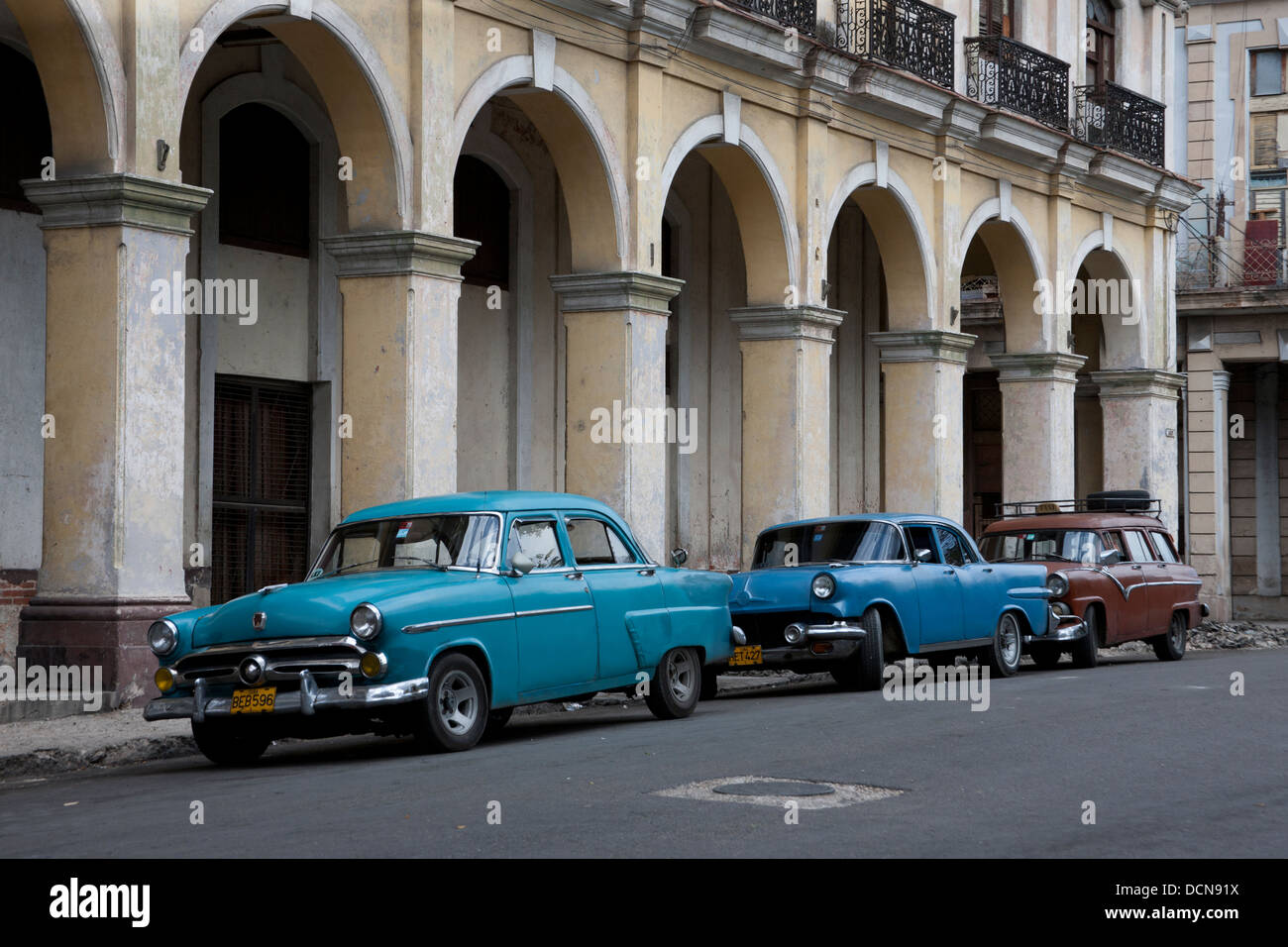 Tre vetture vintage in Havana Cuba street Foto Stock
