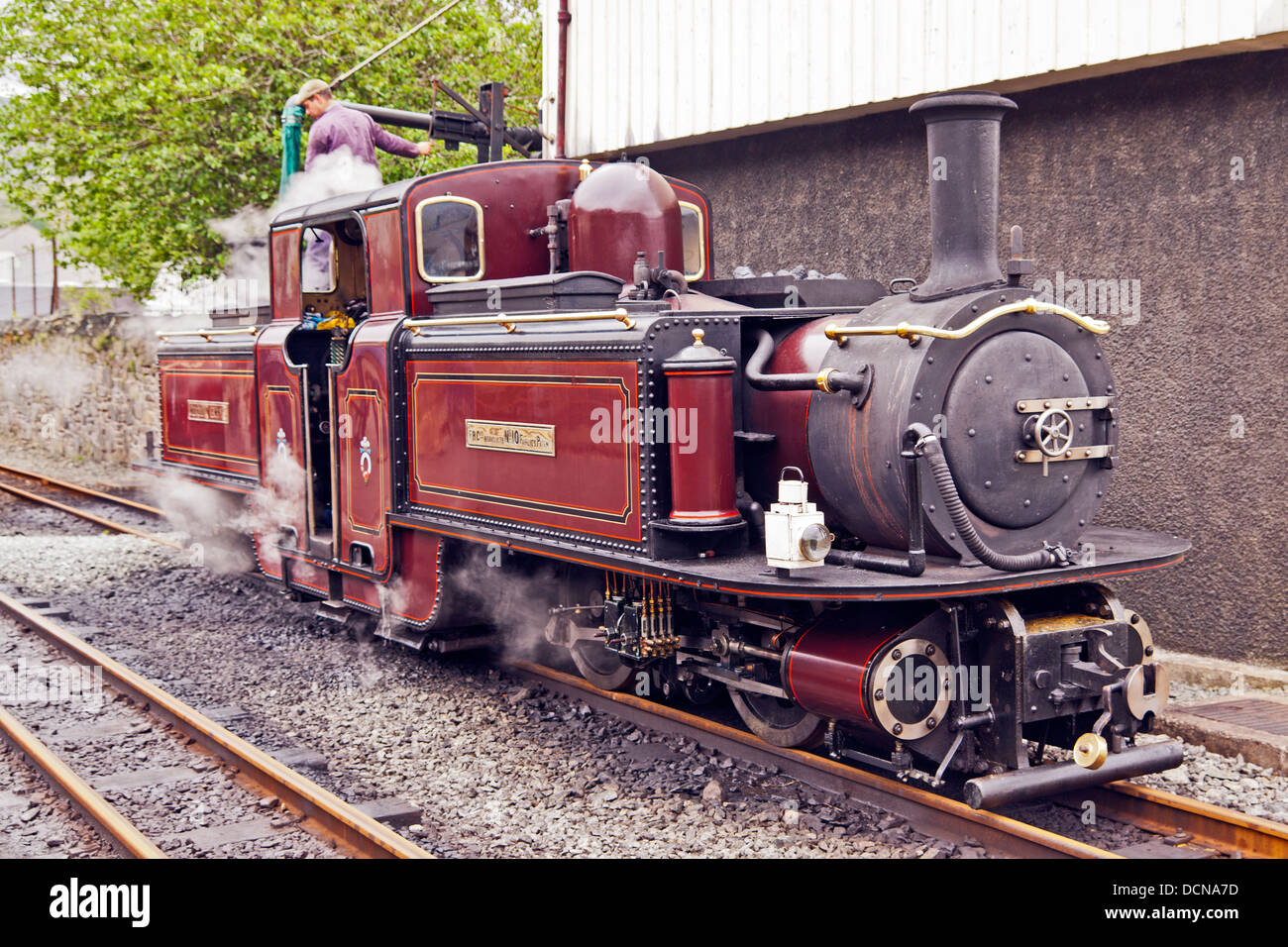 Riempire nuovamente il serbatoio di acqua sul motore di vapore sulla ferrovia Ffestiniog Foto Stock
