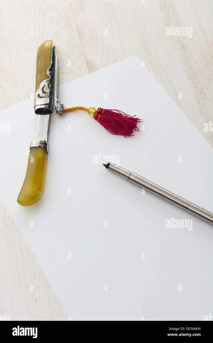 Penna e spada foglio di carta Foto stock - Alamy