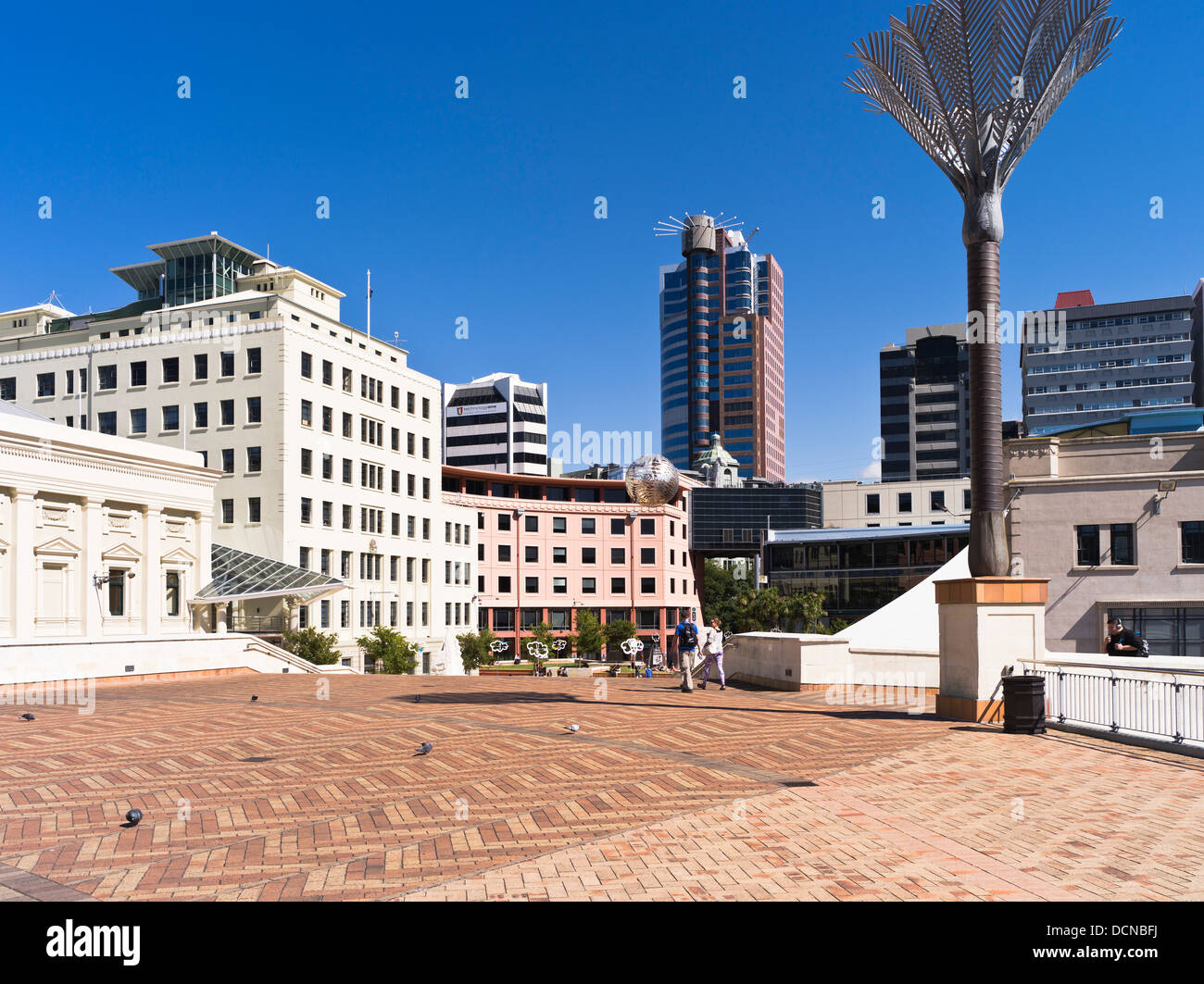 Dh Piazza Civica WELLINGTON NUOVA ZELANDA persone plaza città edifici grattacielo Foto Stock