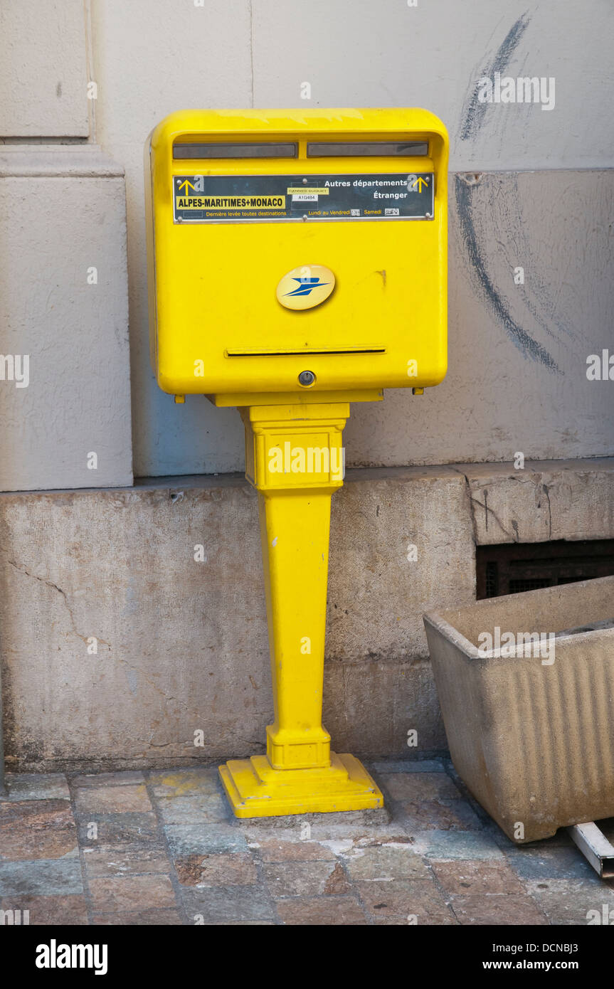 Cassetta postale di colore giallo sulla strada, Cannes, Costa Azzurra, Francia Foto Stock