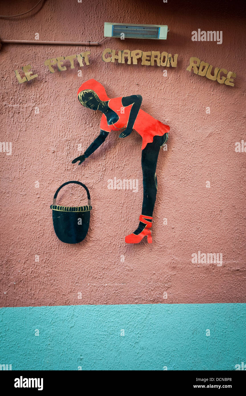 L'immagine pubblicitaria sulla parete cafe, Cannes, Costa Azzurra, Francia Foto Stock
