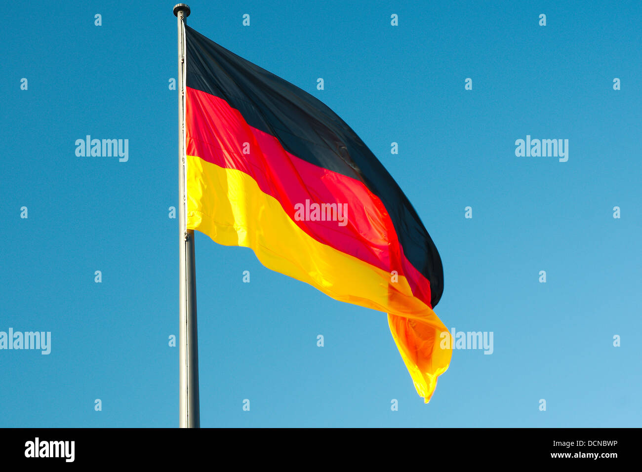 Bandiera nazionale della Germania contro il cielo blu come sfondo Foto Stock