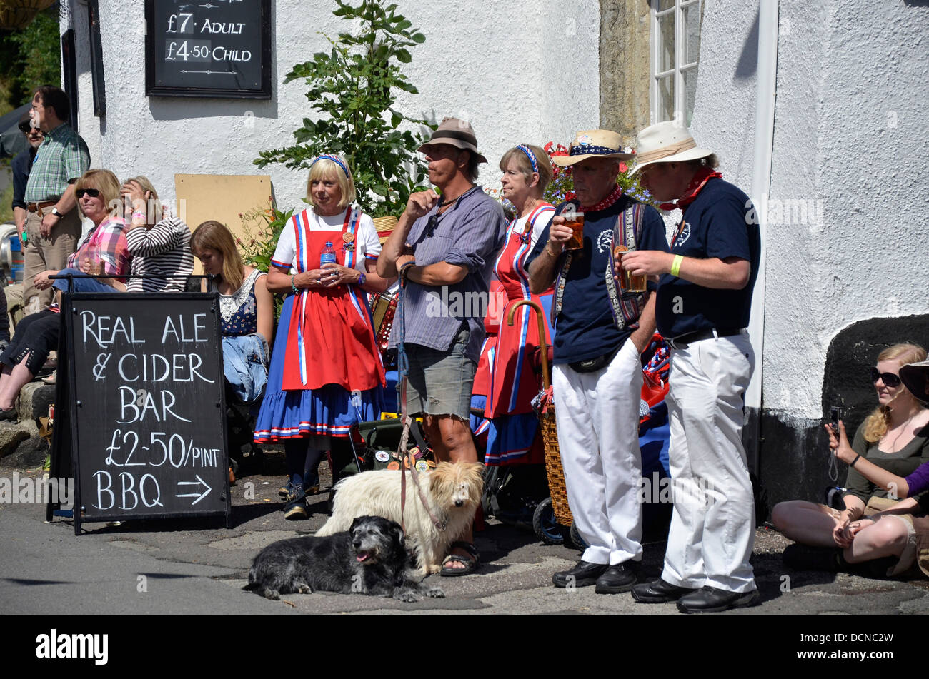 Persone bere fuori il Kings Arms pub, a sud di zelo Dartmoor Devon, durante il 2013 Dartmoor Folk Festival Foto Stock