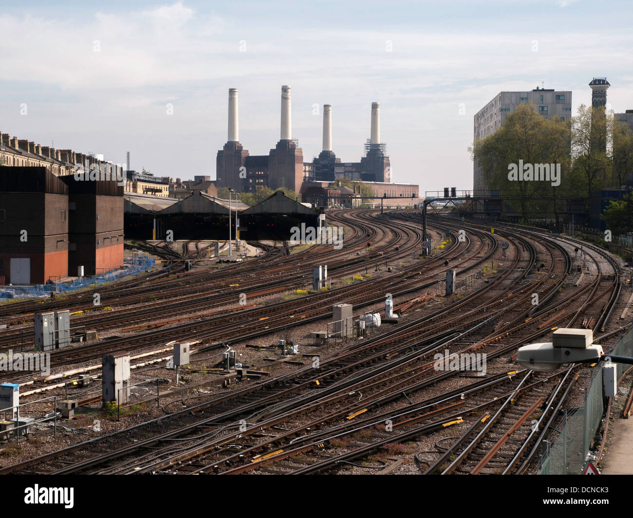 Battersea Power Station visto attraverso il fiume accanto occupato le linee ferroviarie. Foto Stock