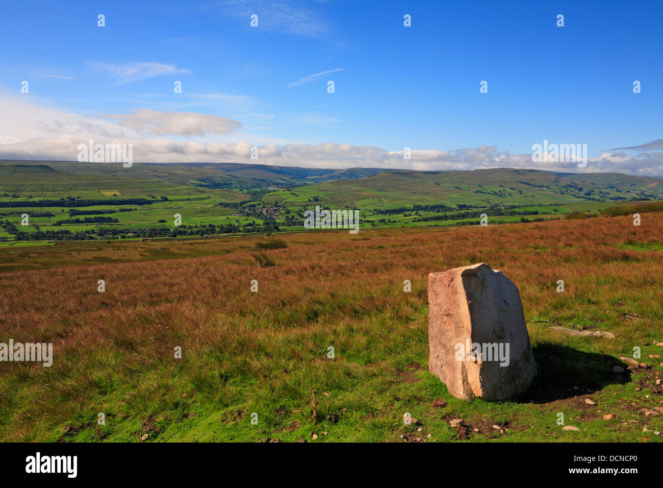 Comune Askrigg verso Bainbridge, Addlebrough e Raydale in Wensleydale, North Yorkshire, Yorkshire Dales National Park, Inghilterra, Regno Unito. Foto Stock