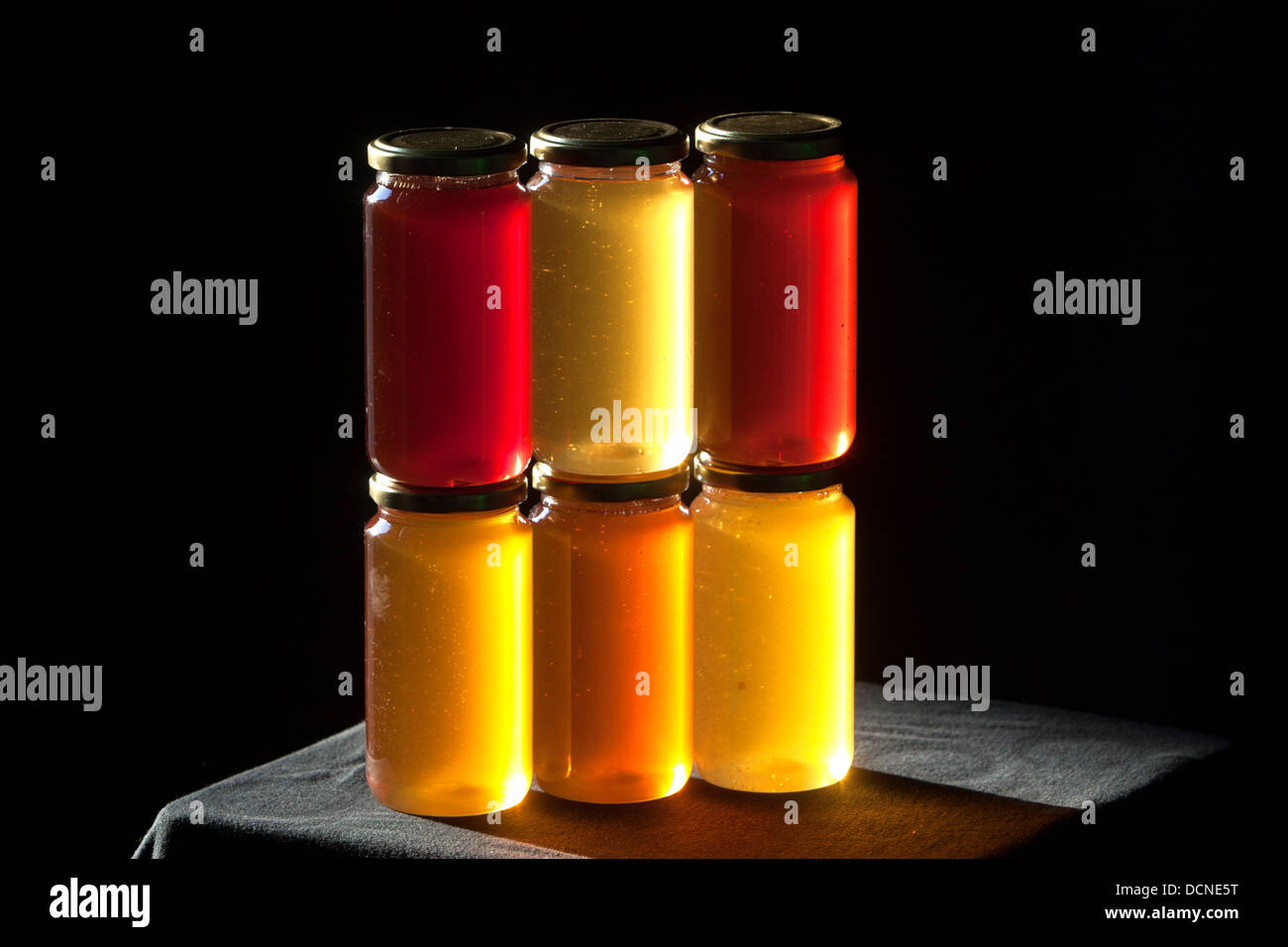 Sei barattoli di miele sono visualizzati in Puremiel, miele di una azienda che produce materie organiche di miele, Cadice, Andalusia, Spagna Foto Stock