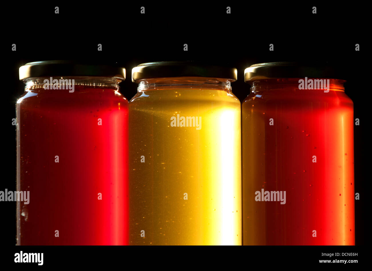 Tre honey pots sono visualizzati in Puremiel, miele di una azienda che produce materie organiche di miele, Cadice, Andalusia, Spagna Foto Stock