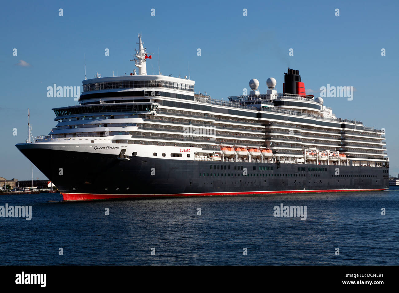 La più recente nave da crociera M/S Queen Elizabeth lascia Langelinie nel soleggiato porto di Copenhagen per Rostock, Germania, dopo un soggiorno di un giorno. Cunard QE 3 III Foto Stock