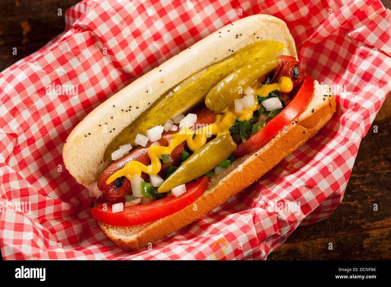 Lo stile di Chicago Hot Dog con senape, sottaceti, pomodoro, assaporare e cipolla Foto Stock