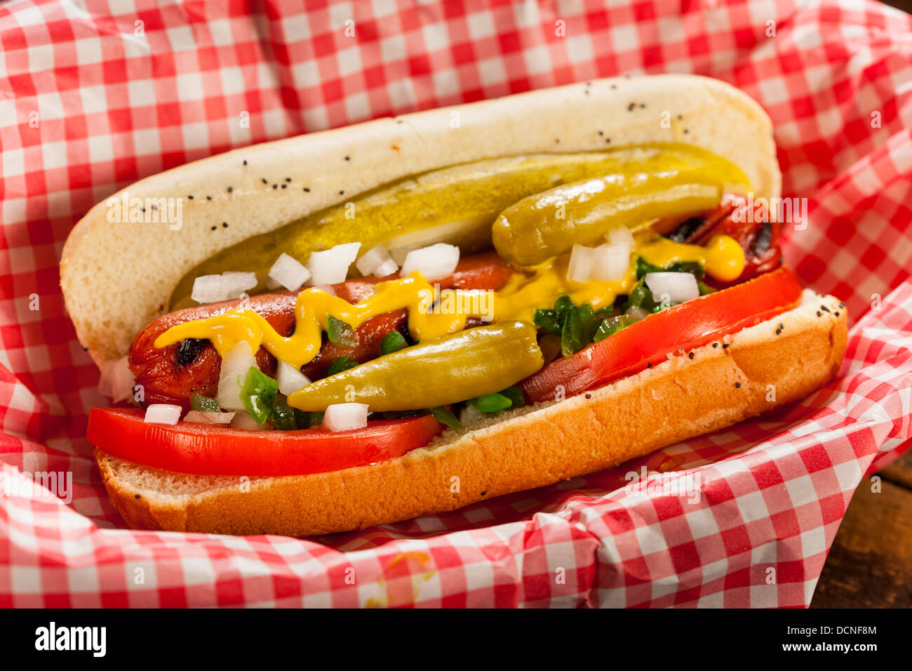 Lo stile di Chicago Hot Dog con senape, sottaceti, pomodoro, assaporare e cipolla Foto Stock