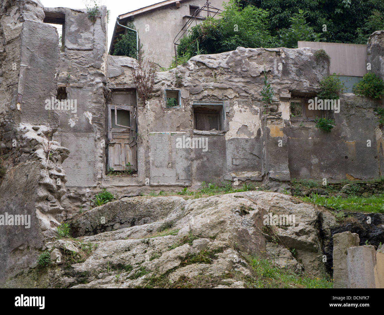 Resti di edifici medievali nel centro della città di Ax Les Thermes Ariège, nei Pirenei in souther Francia Foto Stock