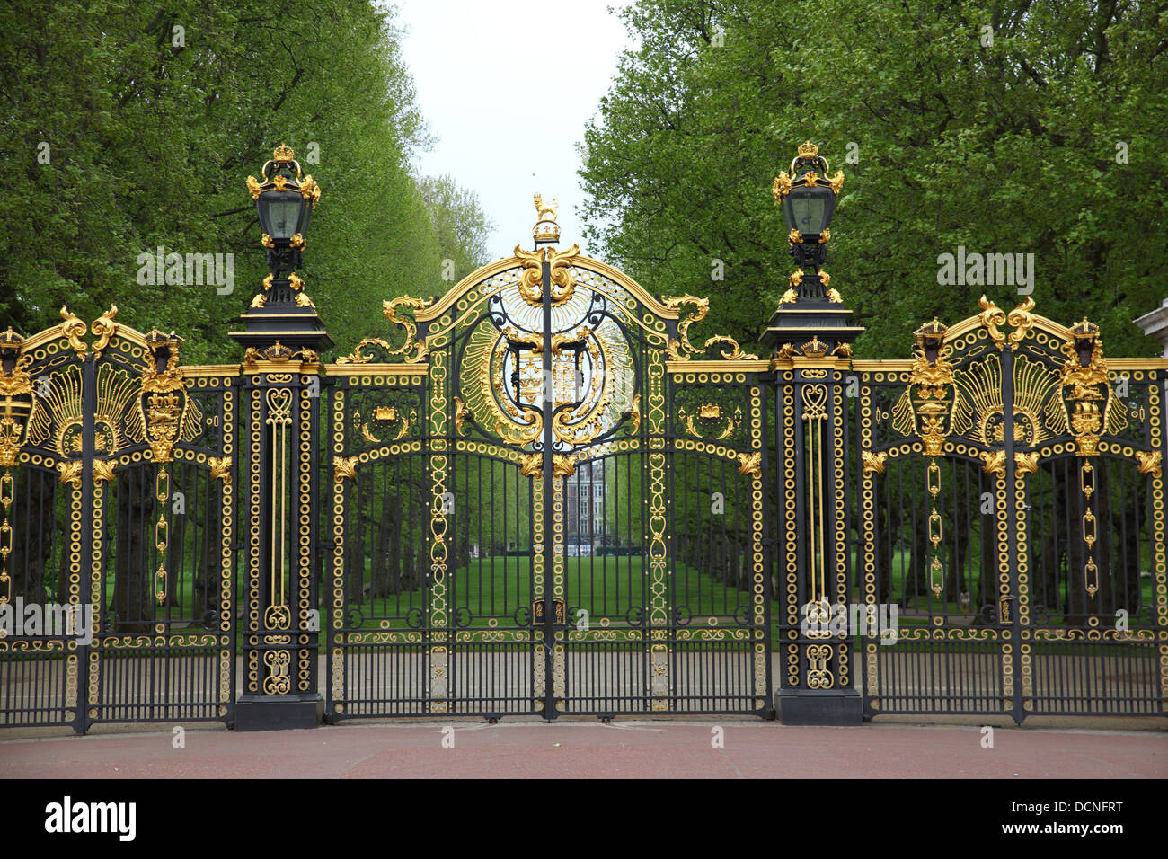 I cancelli di Buckingham Palace, Westminster, London, England, Regno Unito Foto Stock