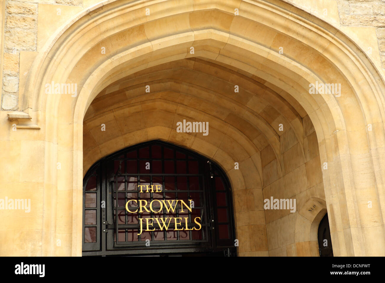 Ingresso a la Jewel House presso la Torre di Londra dove i gioielli della Corona sono sul display, Londra Inghilterra REGNO UNITO Foto Stock