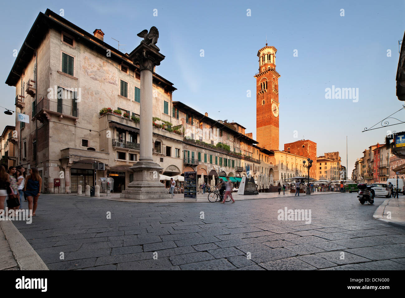 La Piazza delle Erbe con la Torre dei Lamberti a Verona Foto Stock