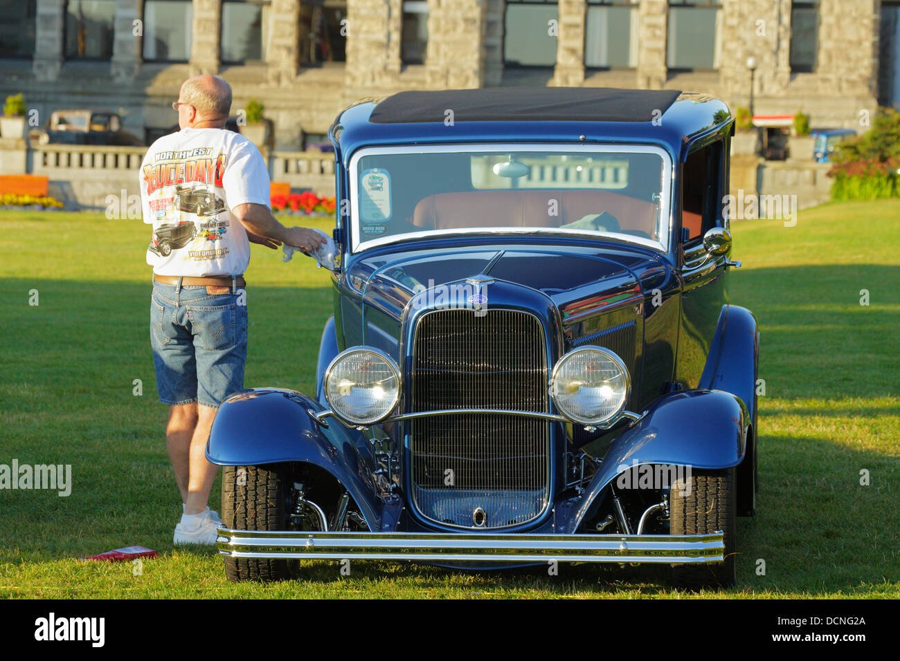 Uomo con 1932 Ford a nordovest di Deuce Days-Victoria, British Columbia, Canada. Foto Stock