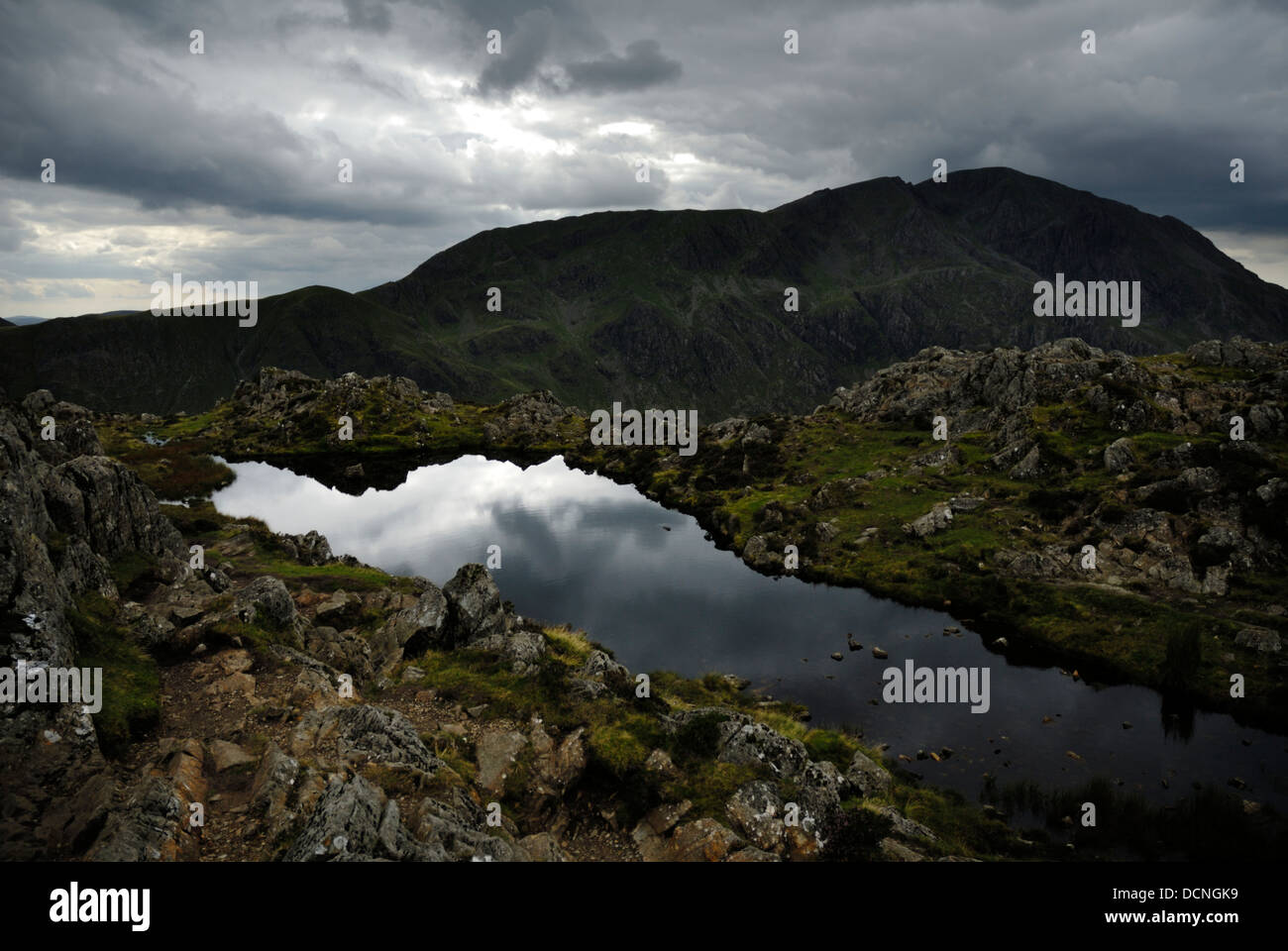 Innominate Tarn sulla sommità del Haystacks, montagna del parco nazionale del Lake District, Cumbria, England, Regno Unito Foto Stock