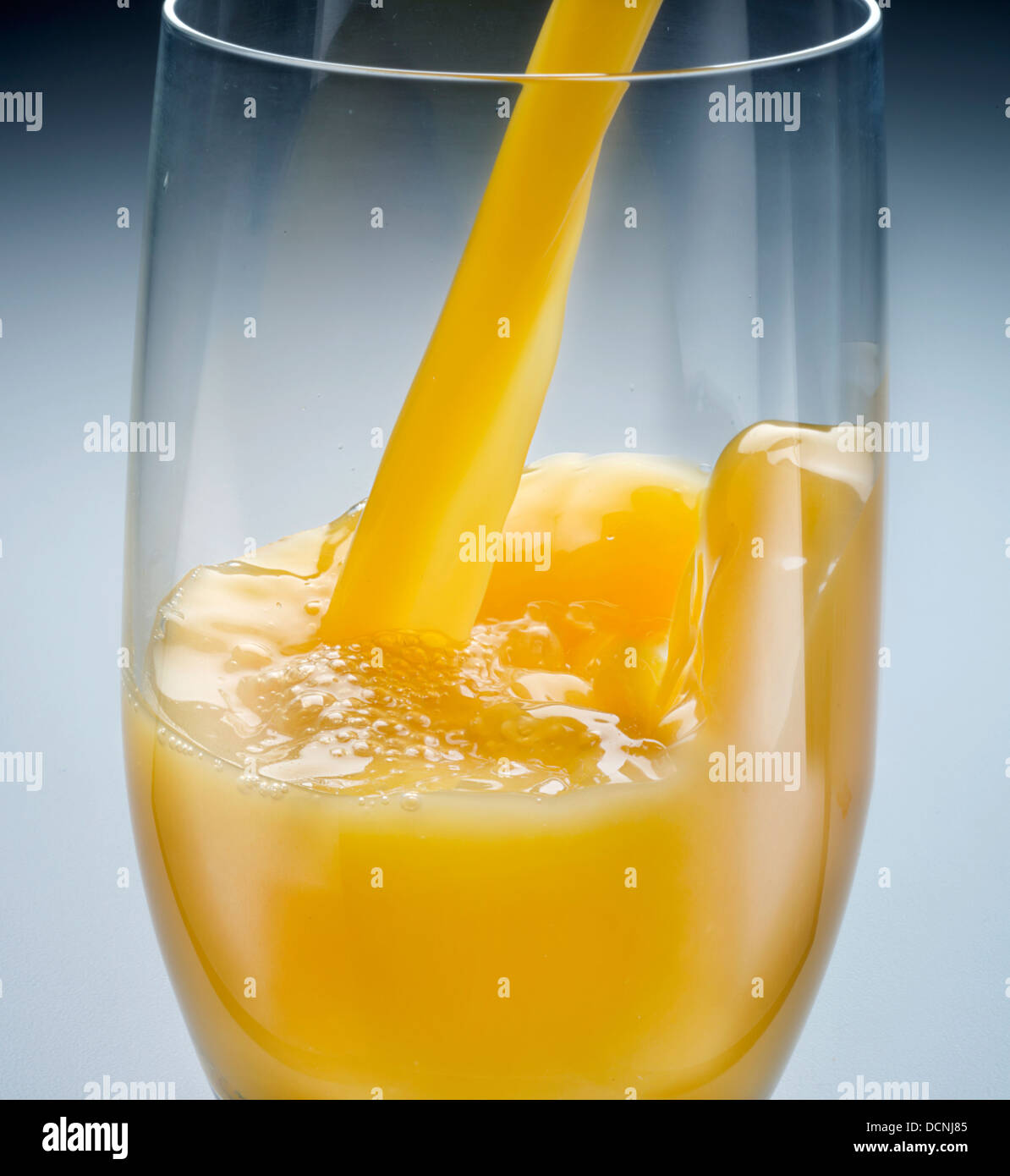 Succo di arancia versare Foto Stock
