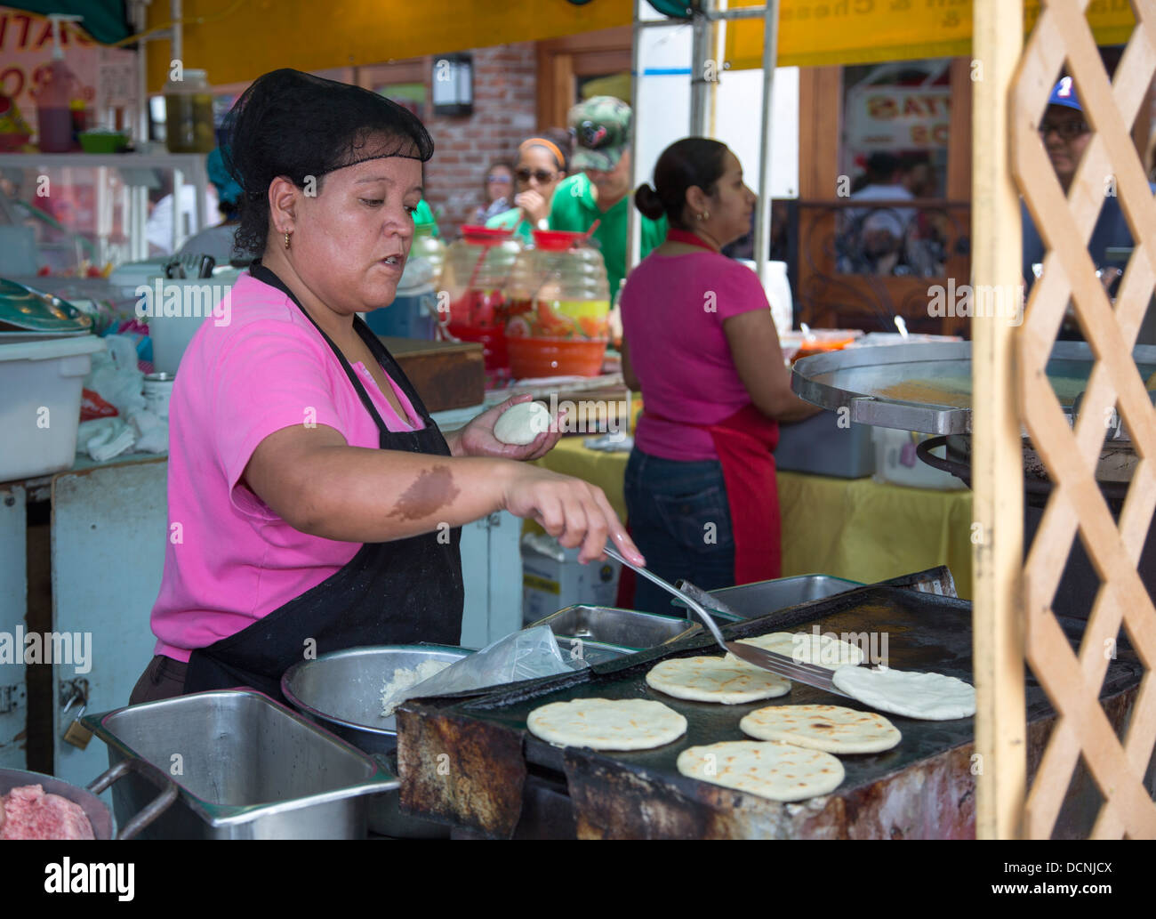 Stand alimentari nella Piazza del Mercato di San Antonio, Texas Foto Stock