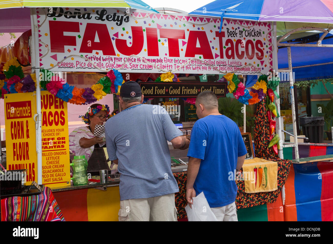 Stand alimentari nella Piazza del Mercato di San Antonio, Texas Foto Stock