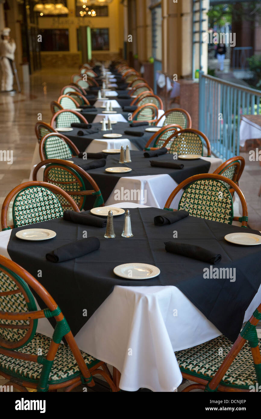 San Antonio, Texas - set di tabelle per la cena in un ristorante sul lungofiume. Foto Stock
