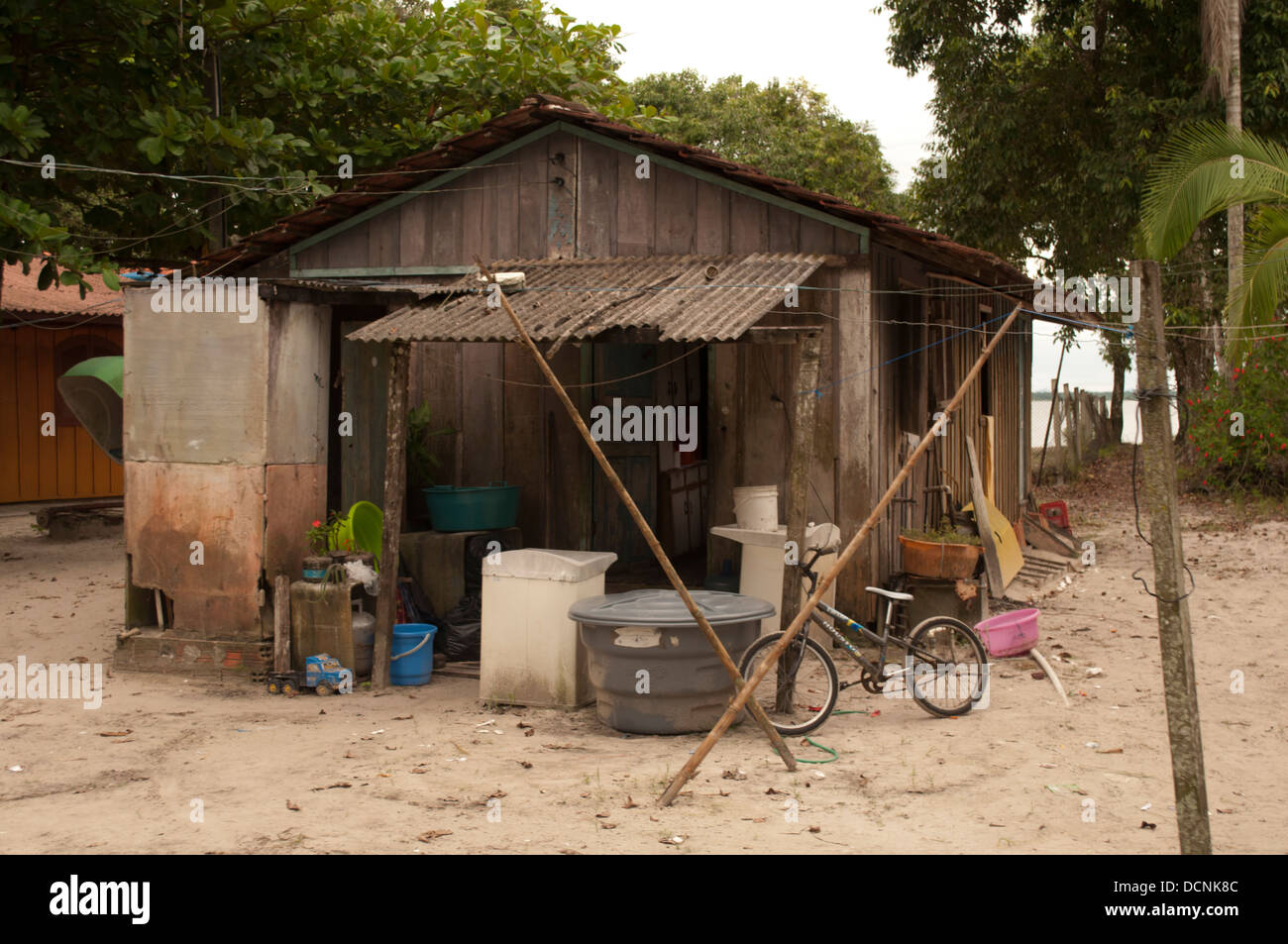 Locali di case tradizionali a Ilha das Peças isola , vicino alla città di Paranagua, Parana stato, a sud del Brasile Foto Stock