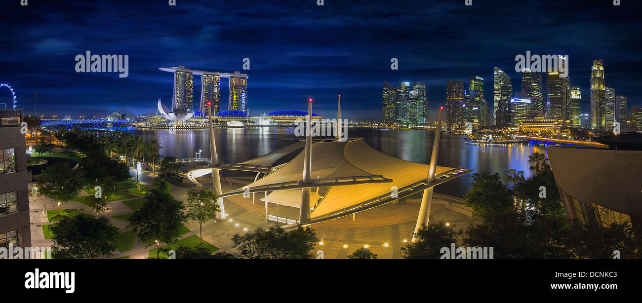 Singapore Central Business District CDB dello skyline della città di Blue ora sera dalla Marina Esplanade Waterfront Panorama Foto Stock