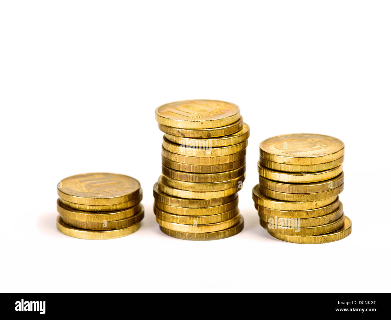 Tre pile di monete su bianco Foto Stock