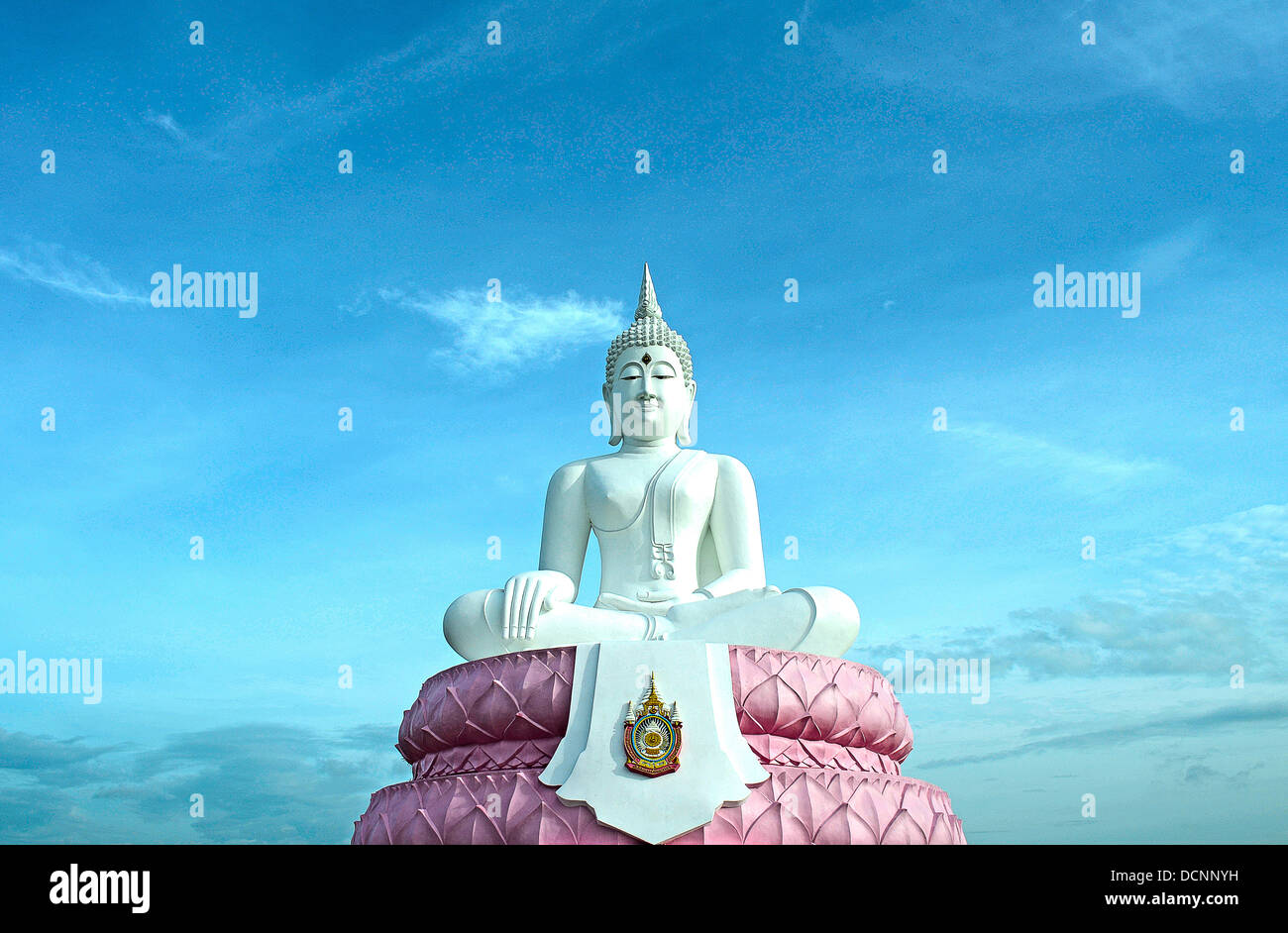 Il bianco seduto immagine del Buddha di soggiogare Mara atteggiamento con il blu del cielo Foto Stock