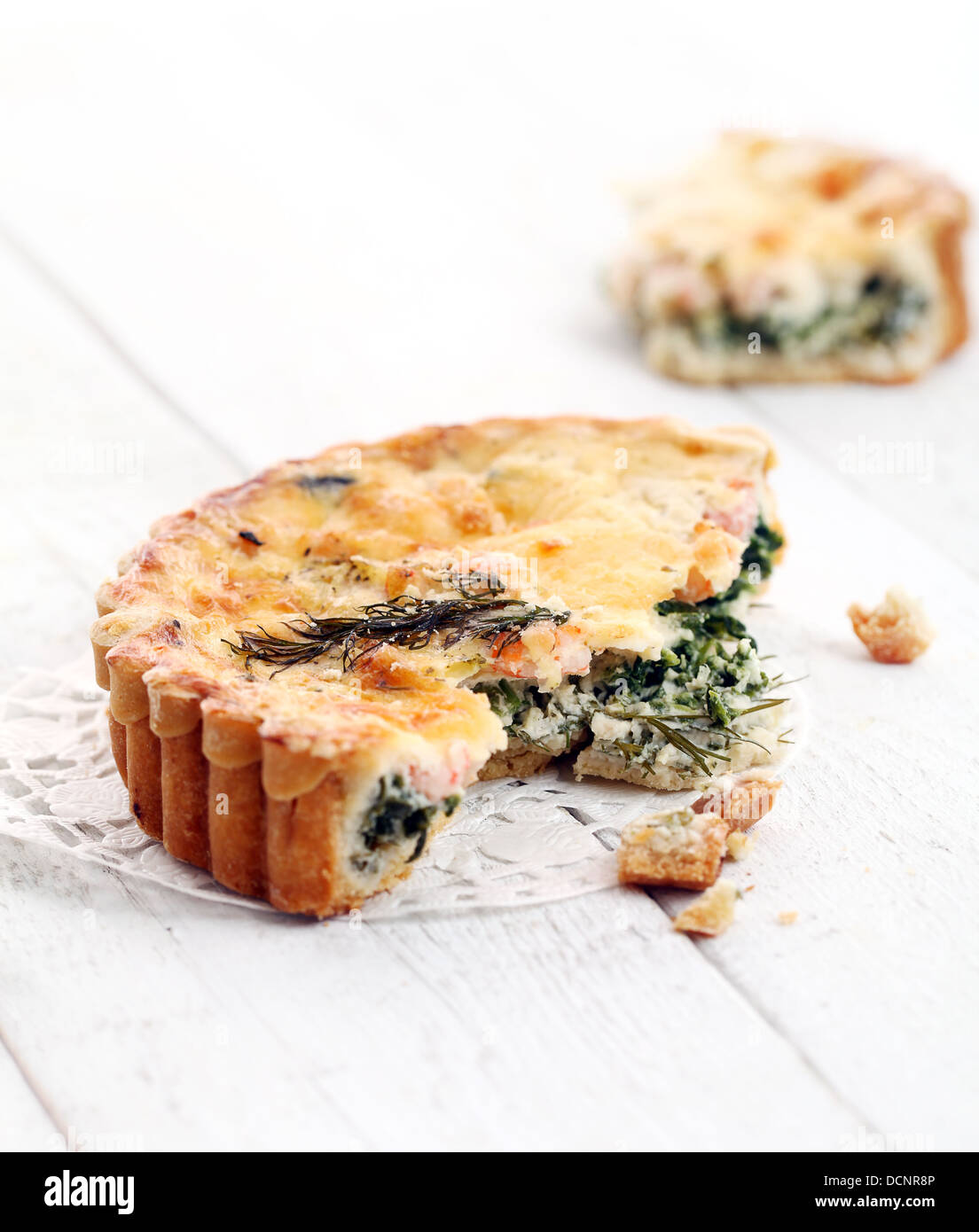 Crostata fresca con gamberi e verde Foto Stock