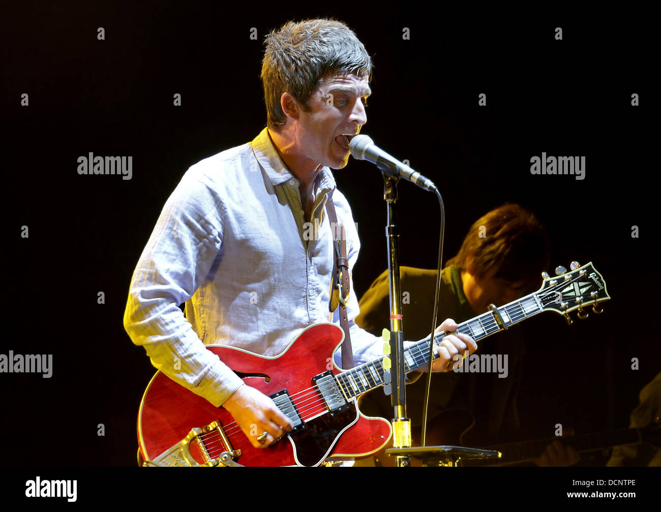 Noel Gallagher eseguendo con la sua nuova band Noel Gallaghers' alta uccelli in volo a Manchester O2 Apollo Manchester, Inghilterra - 26.10.11 Foto Stock