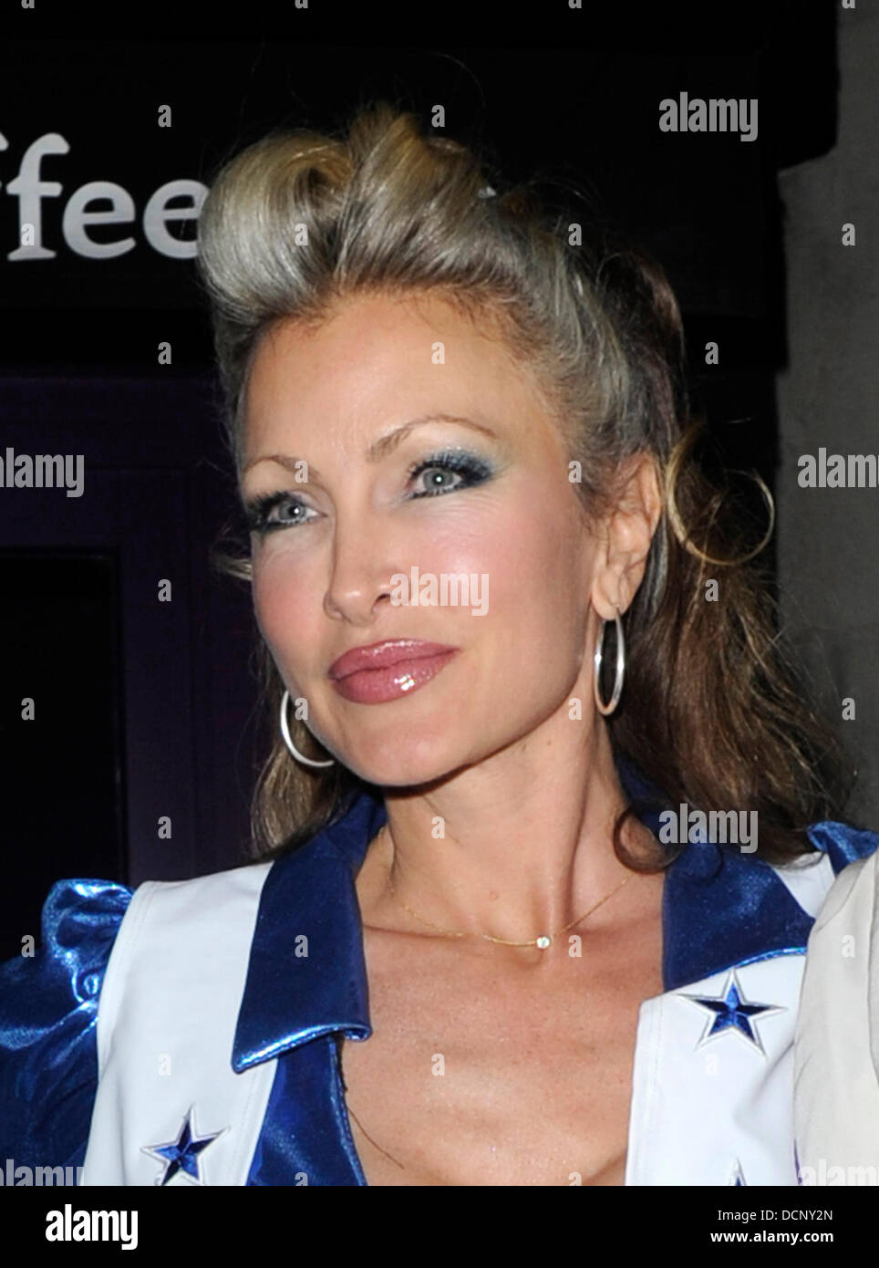 Caprice Bourret presso il suo quarantesimo compleanno vestito come un cheer leader di Londra - Inghilterra - 27.10.11 Foto Stock