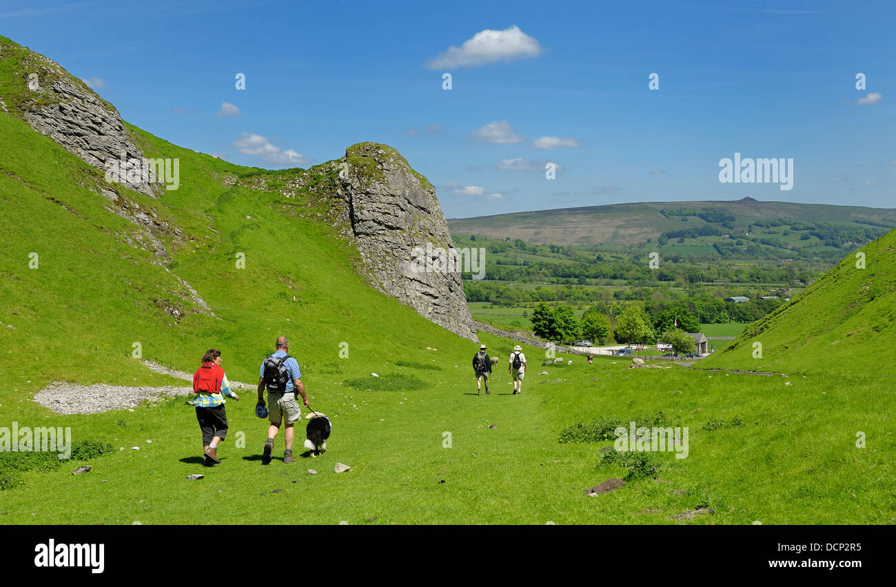La gente a piedi attraverso winnats pass Derbyshire Peak District Inghilterra Regno Unito Foto Stock