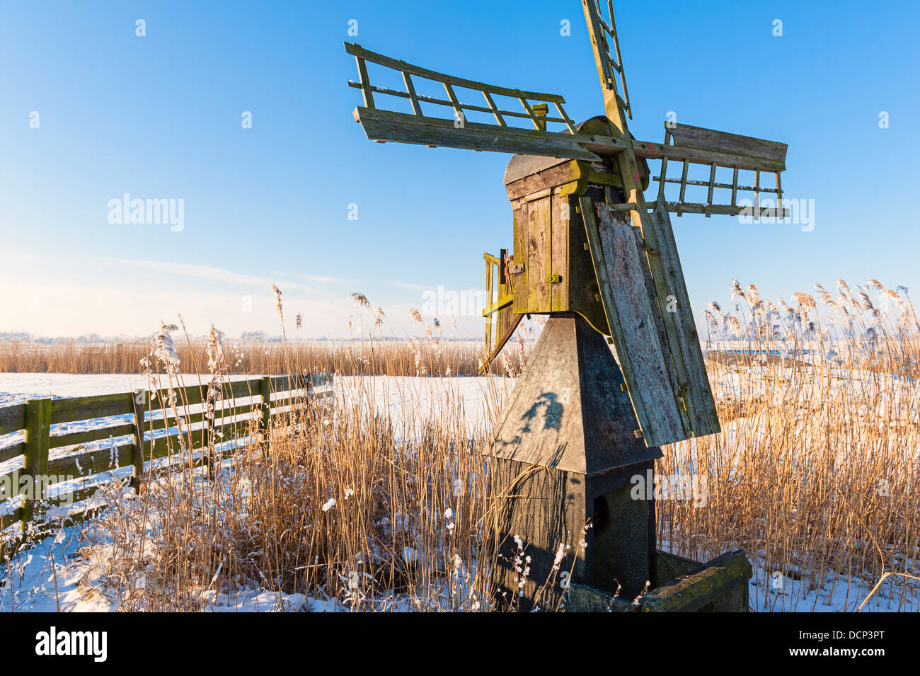Prato olandese mulino nel paesaggio invernale Foto Stock