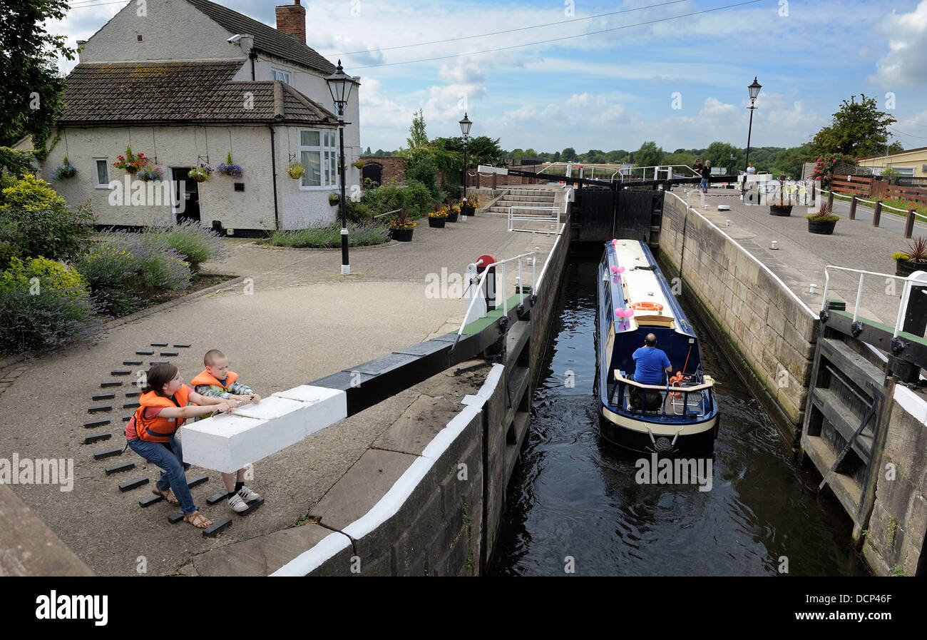2 bambini chiusura della serratura porte Beeston Nottingham England Regno Unito Foto Stock