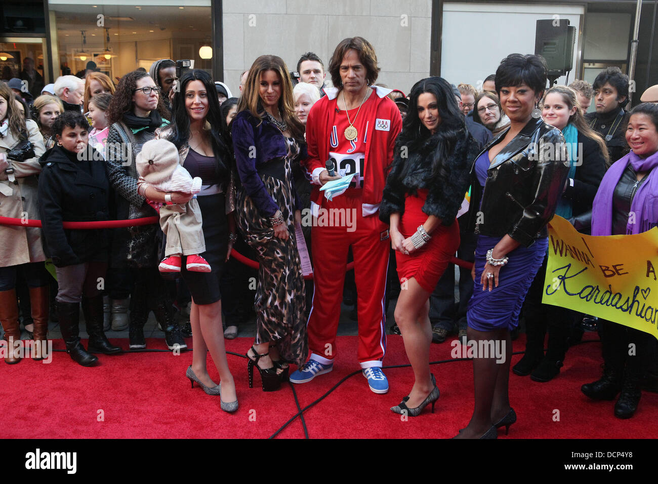 (L-R) Melissa Francesco, Jenna Wolfe, Lester Holt, Amy Robach e Janice Huff come Kardashians riprese per la NBC Today Show al Rockefeller Center per la festa di Halloween di New York City, Stati Uniti d'America - 30.10.11 Foto Stock