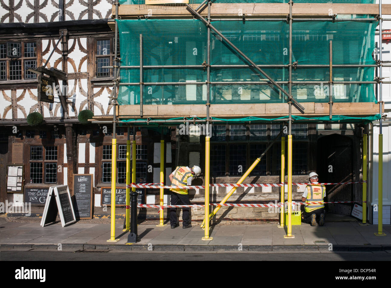 Il luogo di nascita di Shakespeare conservazione team di lavoro sul il Garrick inn, High Street, Stratford Upon Avon, Inghilterra Foto Stock