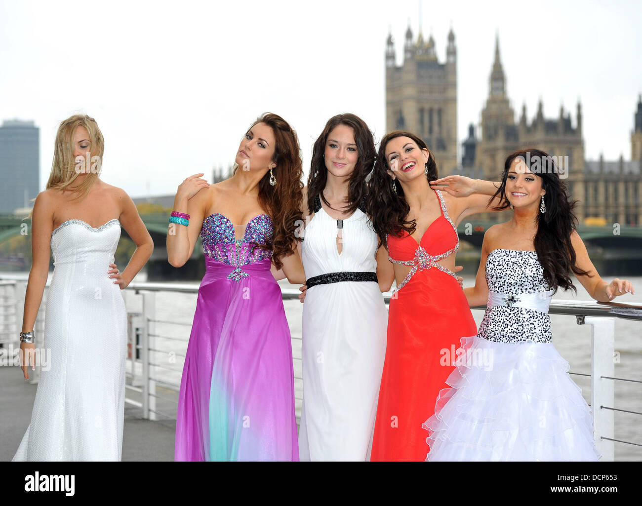 Miss Inghilterra, Miss Scozia, Miss Galles, Miss Irlanda del Nord e Miss Irlanda Miss Mondo - photocall tenutosi presso la London Eye Pier. Londra, Inghilterra - 31.10.11 Foto Stock