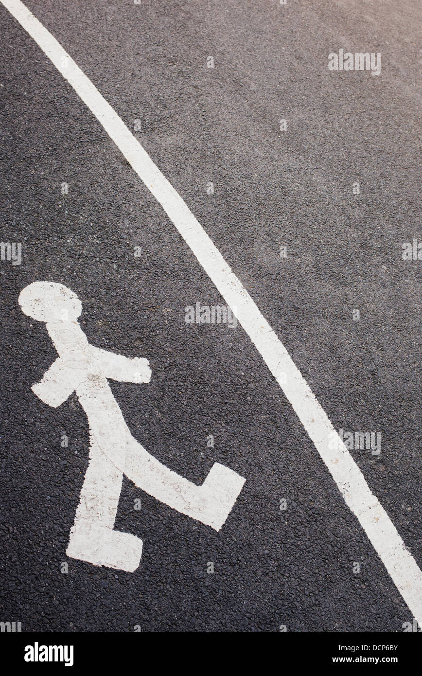 Verniciato a piedi pedonale lane road sign. Inghilterra Foto Stock