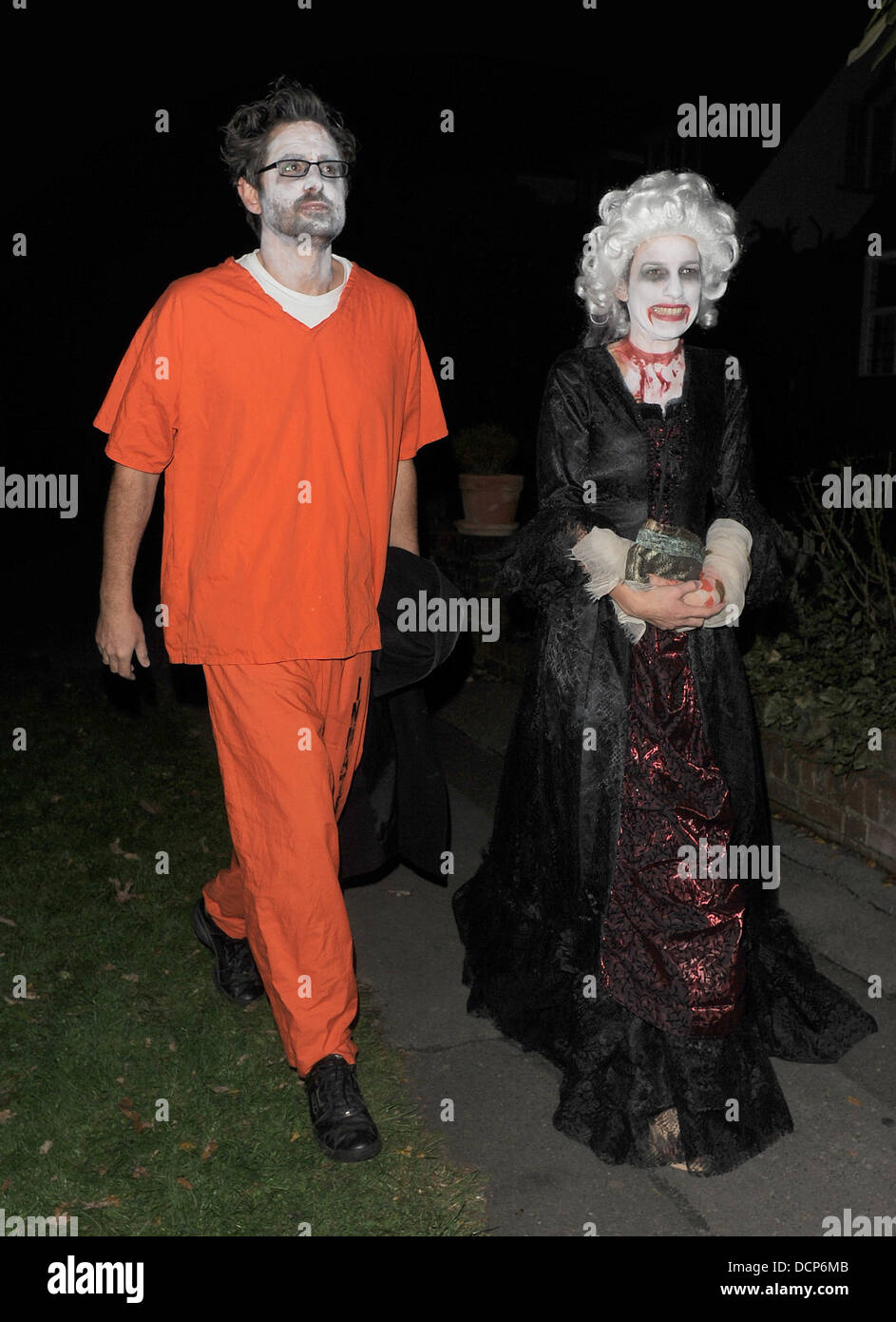 Louis Theroux e sua moglie Nancy Strang al di fuori della casa di Jonathan Ross, godendo la sua annuale festa di Halloween. Londra, Inghilterra - 31.10.11 Foto Stock