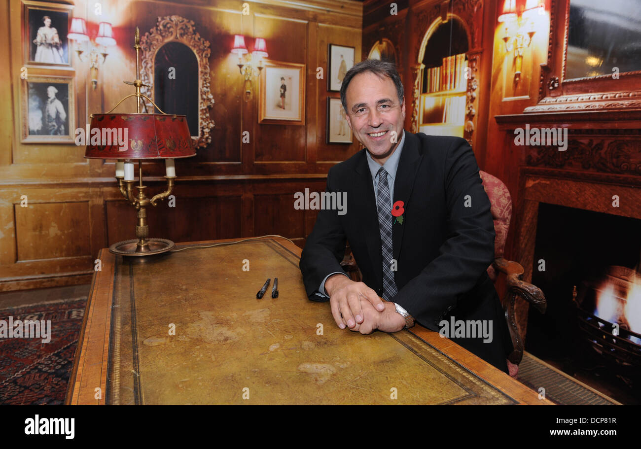 Anthony Horowitz a un libro firma a Waterstone's, Piccadilly Londra Inghilterra - 01.11.11 Foto Stock